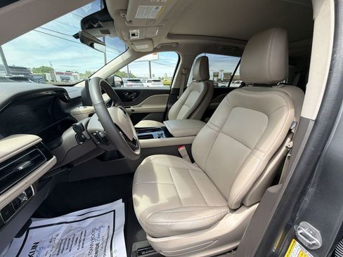Used 2023 Lincoln Aviator AWD w/ Premium Package image 11