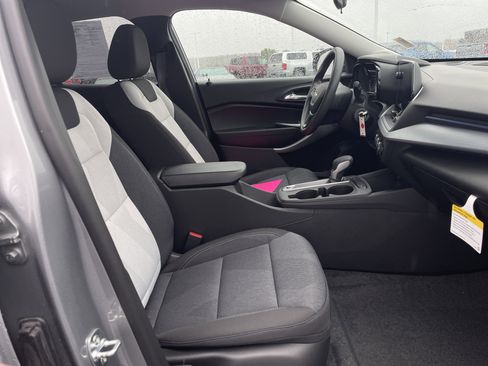 Certified 2025 Chevrolet Trax LS image 48
