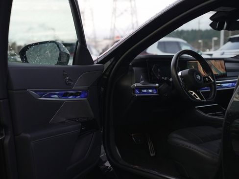 Used 2024 BMW 740i image 6