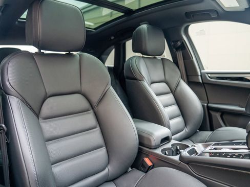 Certified 2025 Porsche Macan image 23