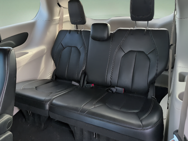 Used 2023 Chrysler Pacifica Touring-L FWD image 18