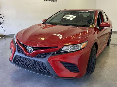 Used 2020 Toyota Camry SE w/ Convenience Package FWD image 7