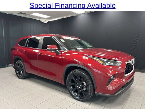 Used 2023 Toyota Highlander LE FWD image 1