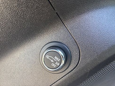 Used 2023 GMC Acadia SLT image 29