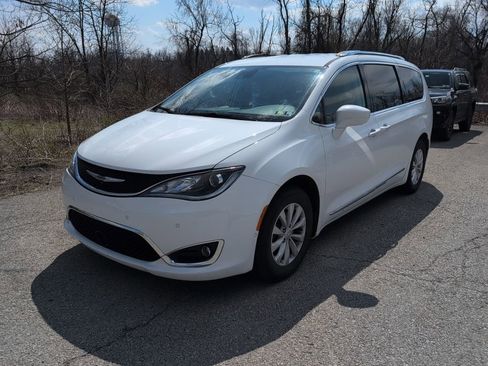 Used 2019 Chrysler Pacifica Touring-L w/ Advanced Safetytec Group image 3
