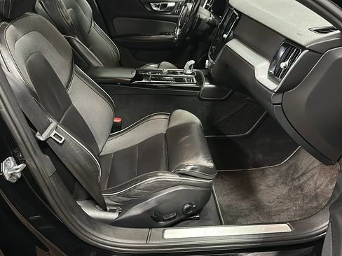 Used 2019 Volvo S60 T8 R-Design image 17