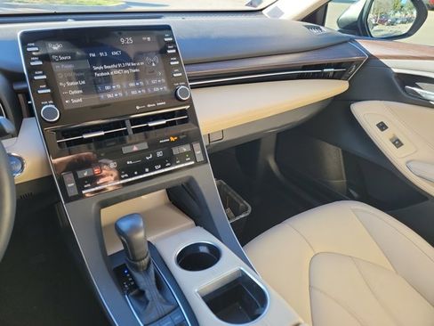Used 2021 Toyota Avalon XLE image 17