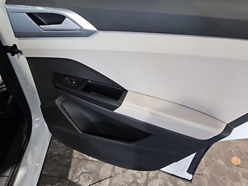 New 2026 Volkswagen Taos SE image 15