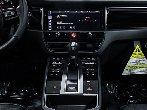 Certified 2025 Porsche Macan image 16