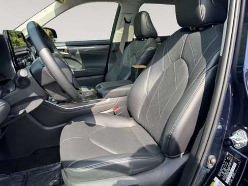 Used 2023 Toyota Highlander Platinum AWD/4WD image 9