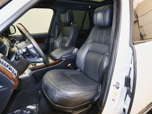 Used 2020 Land Rover Range Rover HSE image 17