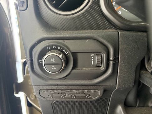 Used 2025 Jeep Gladiator Rubicon AWD/4WD image 5