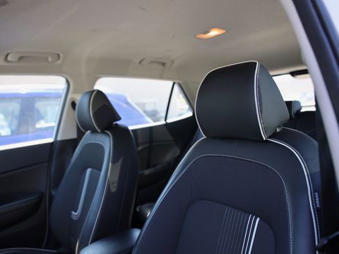 Used 2023 Hyundai Venue Limited image 9