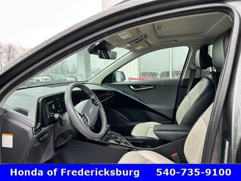 Used 2023 Kia Niro SX Touring image 29