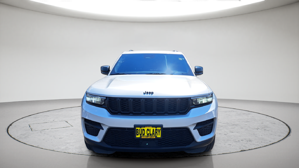 Used 2023 Jeep Grand Cherokee Altitude AWD/4WD image 2