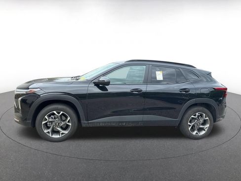Used 2025 Chevrolet Trax LT FWD image 4