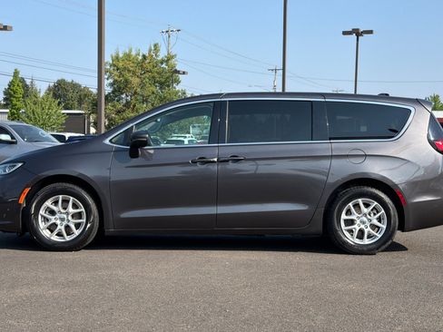 Used 2023 Chrysler Pacifica Touring-L FWD image 8