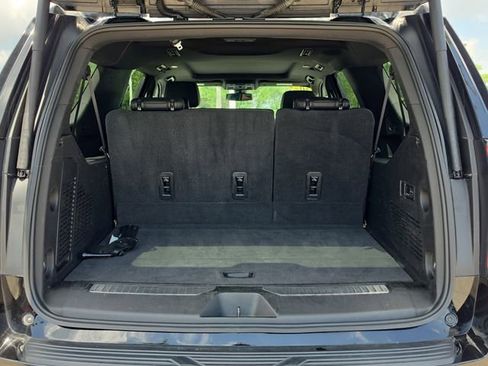Used 2022 Chevrolet Suburban Z71 w/ Luxury Package AWD/4WD image 6