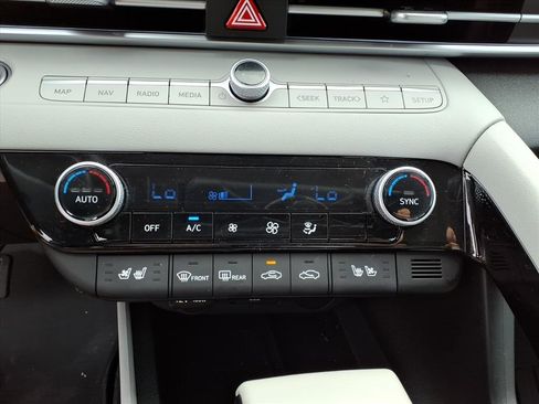 Used 2025 Hyundai Elantra Limited w/ Cargo Package image 17