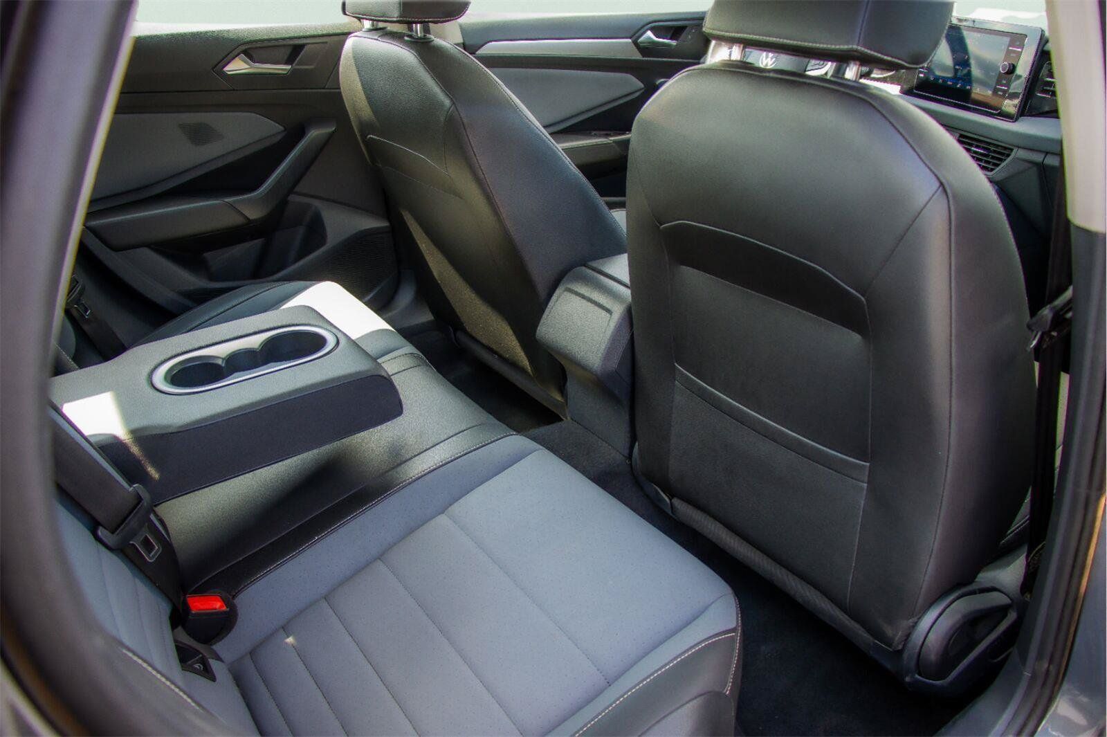 Used 2025 Volkswagen Jetta SE FWD image 10