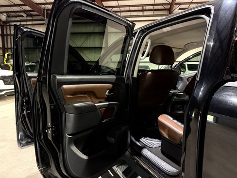 Used 2019 Nissan Titan Platinum Reserve w/ Platinum Utility Package image 16