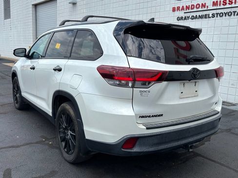 Used 2019 Toyota Highlander SE w/ Nightshade Edition FWD image 5
