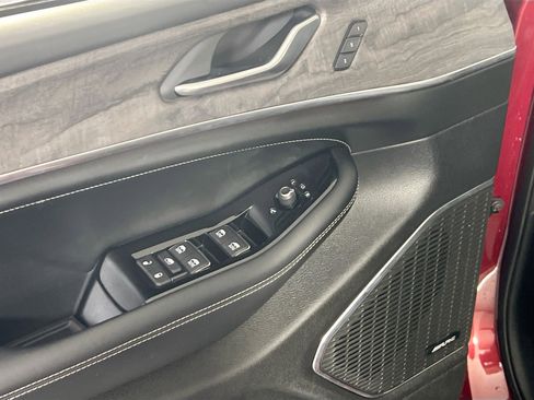 Used 2023 Jeep Grand Cherokee Overland image 18