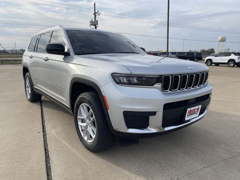 Used 2023 Jeep Grand Cherokee L Laredo image 2
