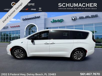 Used 2025 Chrysler Pacifica Select