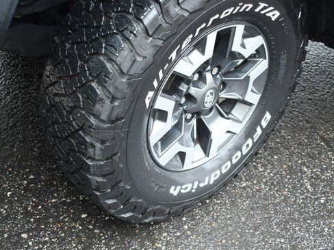 Certified 2018 Toyota Tacoma TRD Off-Road image 11