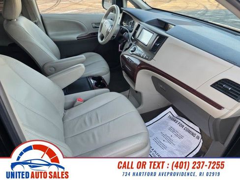 Used 2012 Toyota Sienna XLE image 19