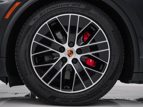 Certified 2025 Porsche Macan 4S Electric AWD/4WD image 13