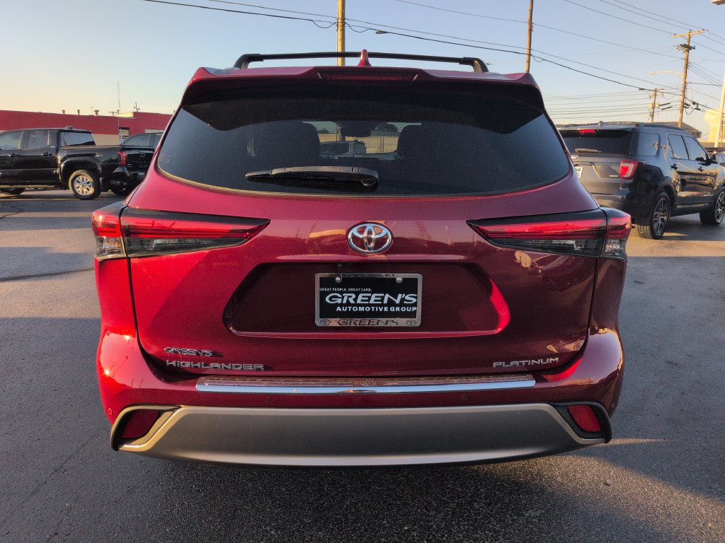 Used 2023 Toyota Highlander Platinum FWD image 4