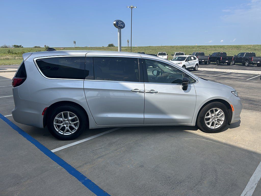 Used 2024 Chrysler Pacifica Touring-L FWD image 6