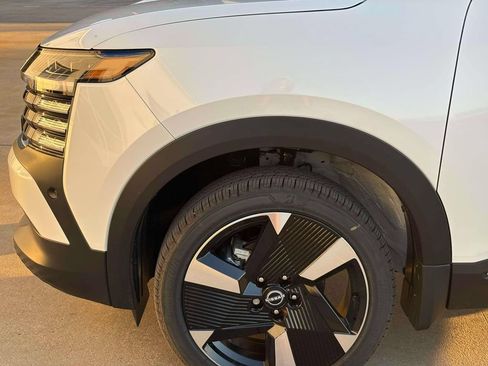 New 2026 Nissan Kicks SR w/ Illumination Package FWD image 5