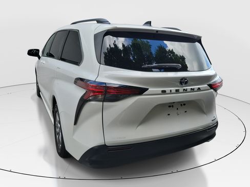 Used 2021 Toyota Sienna LE w/ LE Plus Package FWD image 4