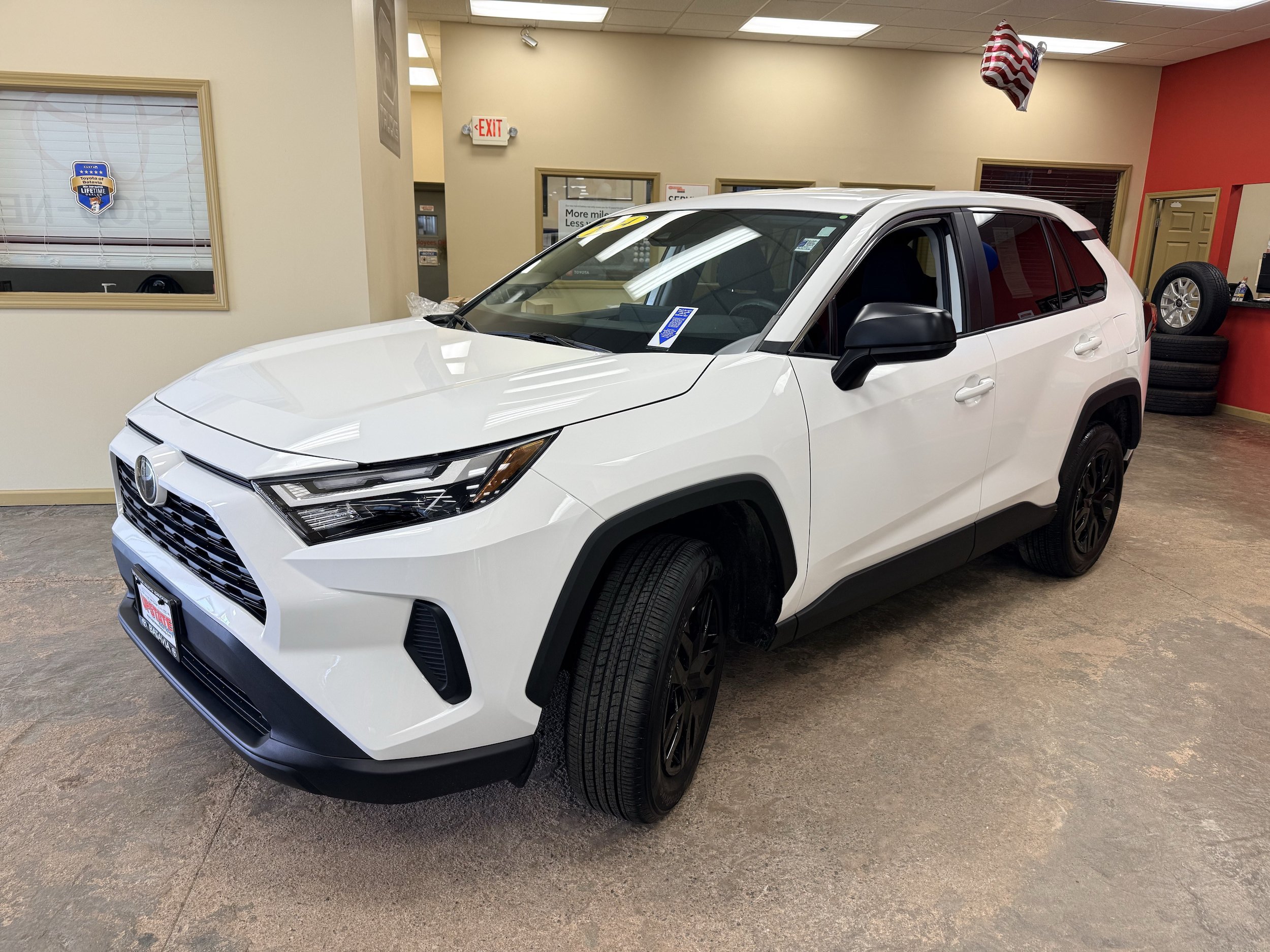 Used 2024 Toyota RAV4 LE AWD/4WD image 9