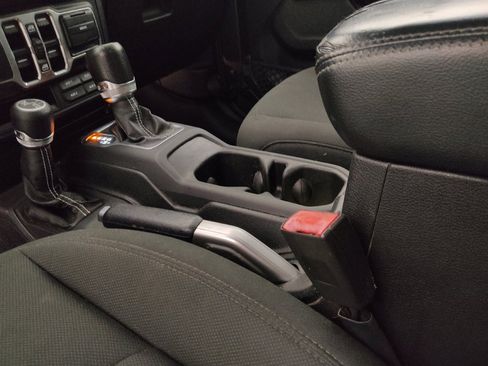 Used 2018 Jeep Wrangler Unlimited Sahara image 26