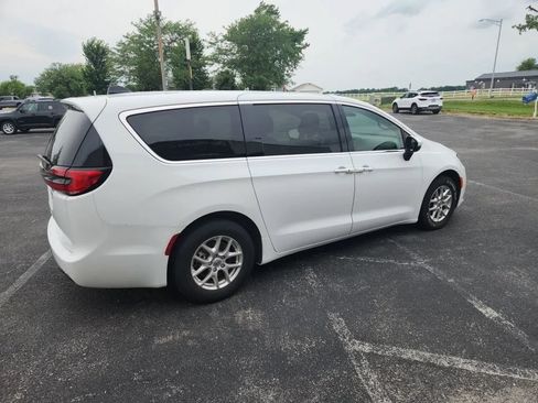 Used 2023 Chrysler Pacifica Touring-L FWD image 4