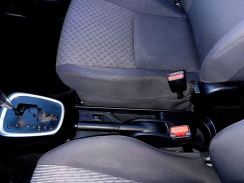 Used 2015 Toyota Yaris L image 21