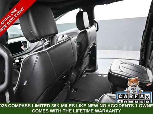 Used 2025 Chrysler Pacifica Limited FWD image 17