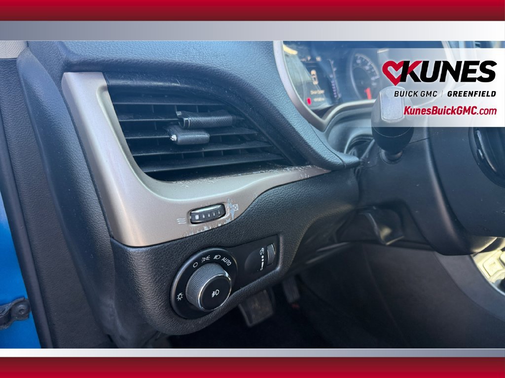 Used 2018 Jeep Cherokee Latitude w/ Altitude Package AWD/4WD image 18