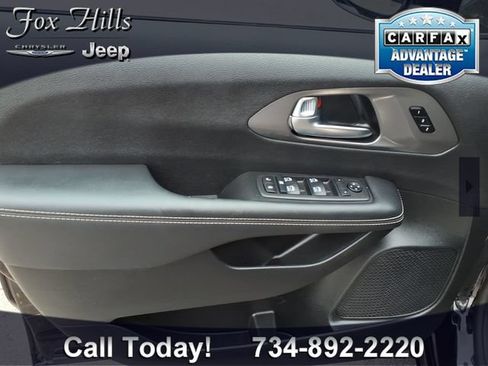 Used 2026 Chrysler Pacifica Select FWD image 15
