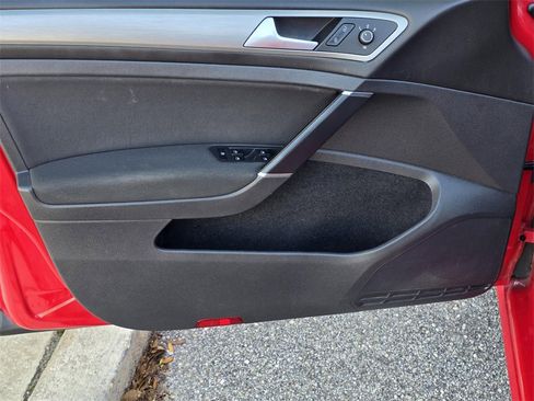 Used 2016 Volkswagen Golf S image 37