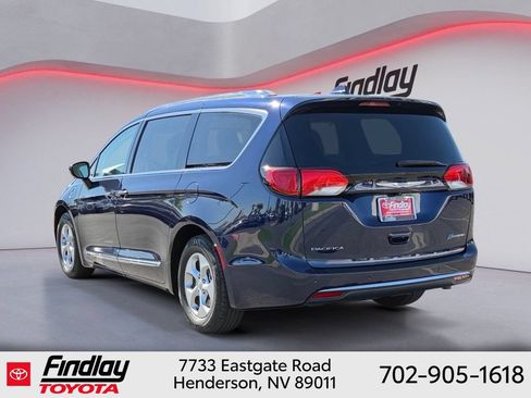 Used 2018 Chrysler Pacifica Touring-L FWD image 2