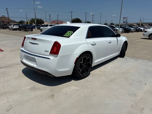 Used 2019 Chrysler 300 Touring L w/ Quick Order Package 22F RWD image 3