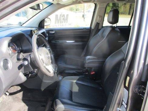 Used 2017 Jeep Compass Latitude image 16