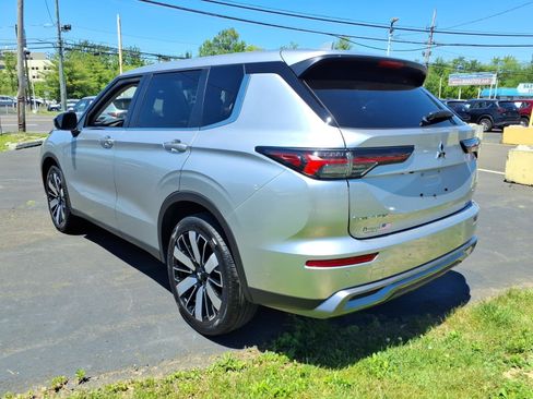 Used 2025 Mitsubishi Outlander SE FWD image 4