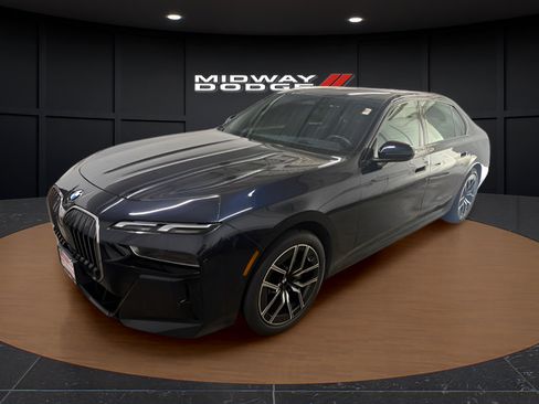Used 2025 BMW 740i xDrive AWD/4WD image 2