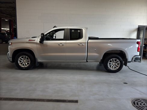 Used 2020 Chevrolet Silverado 1500 LT w/ Convenience Package AWD/4WD image 2